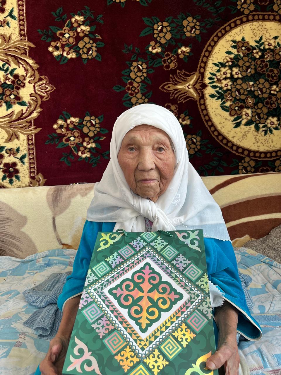 98 жас жасаған ардақты әжеміз Кашенова Әмина апаны арнайы барып құттықтады